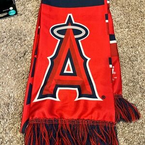 Angeles scarf